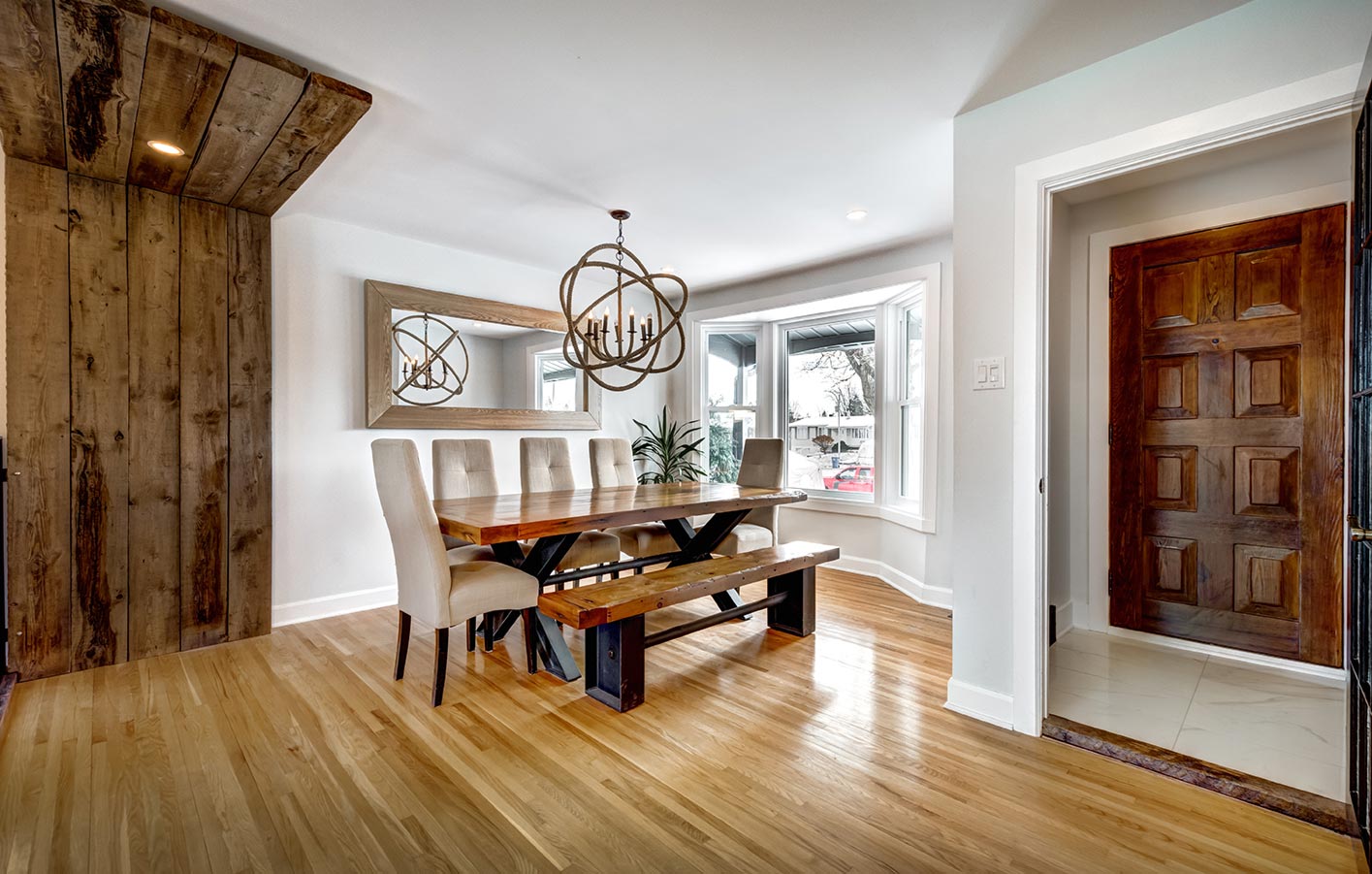 Holzdesigns lassen sich mit modernen und altmodischen Möbeln kombinieren moderne und hochwertige Einrichtung mit Holzboden, Holz an der Wand und Holzmöbeln