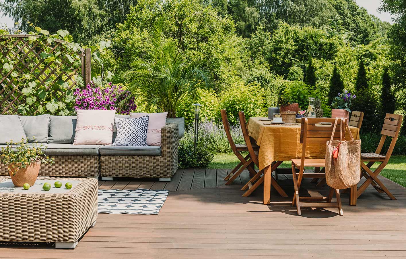 Ihre Terrasse mit Gartenmöbeln, Sichtschutz und Ambiente