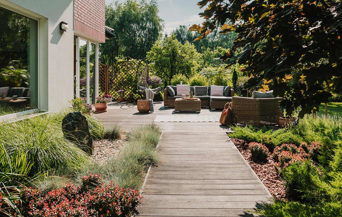 Ihre Terrasse mit Gartenmöbeln, Sichtschutz und Ambiente