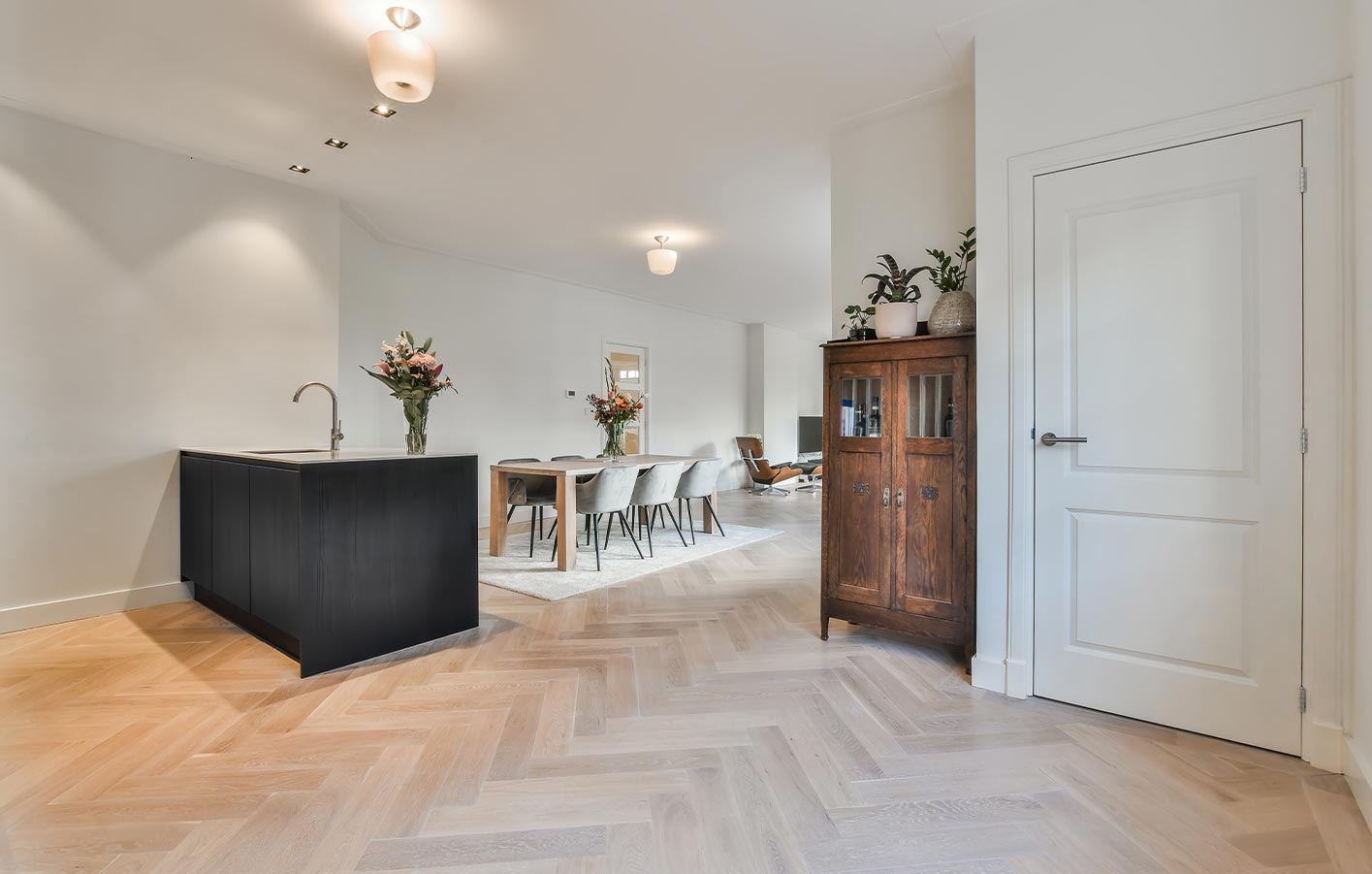 2-Schicht Parkett - Qualitätsboden zum guten Preis Blick in modernes Wohnzimmer mit Parkettboden Fischgrät